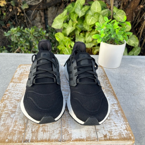 ADIDAS ultraBOOST 22   🔴Men size 7.5 - Picture 3 of 10